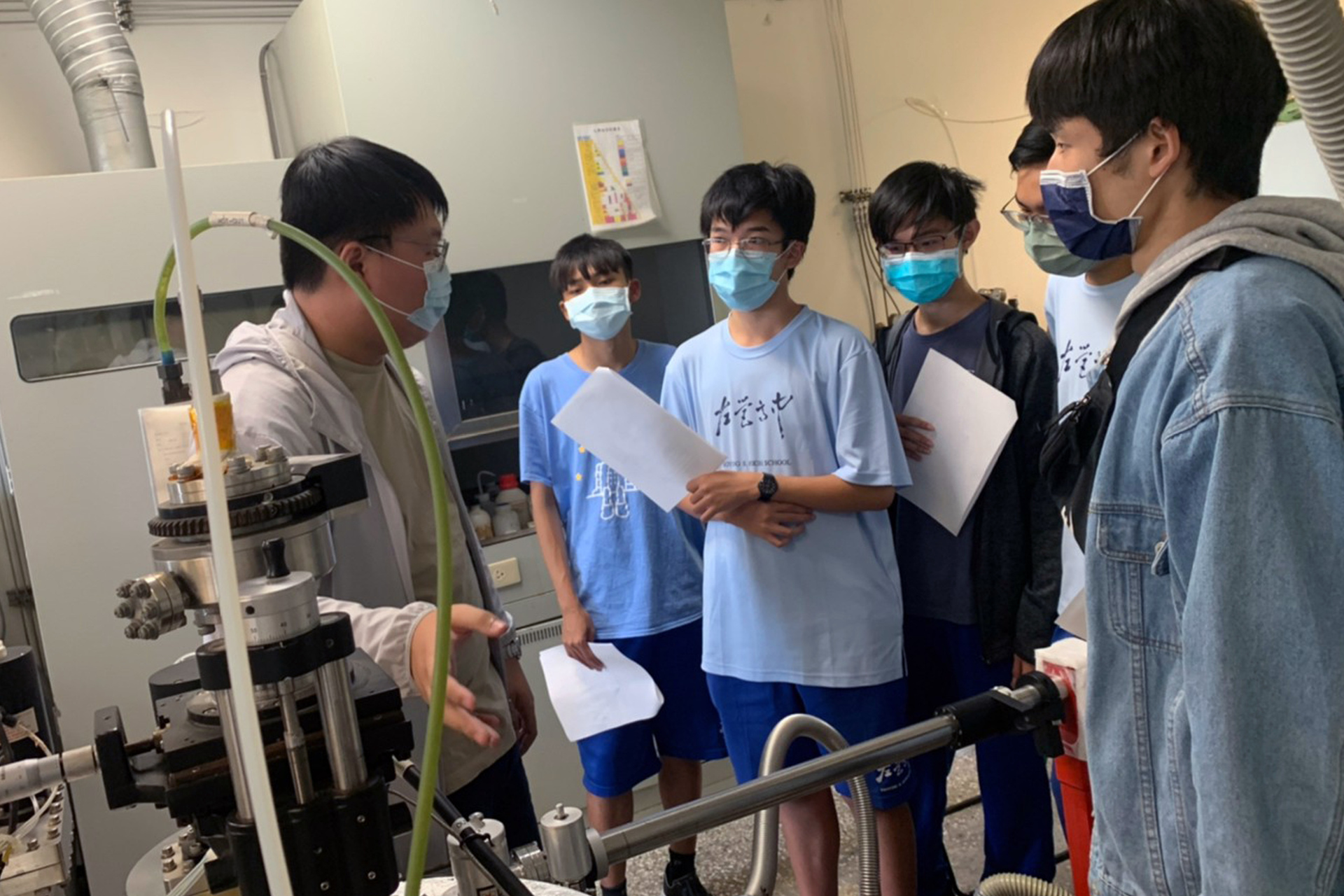 修習「半導體數位產業先修學程」左營高中學生到高雄大學上課，由應用物理學系（應物系）師生帶領認識製程與量測實驗圖片