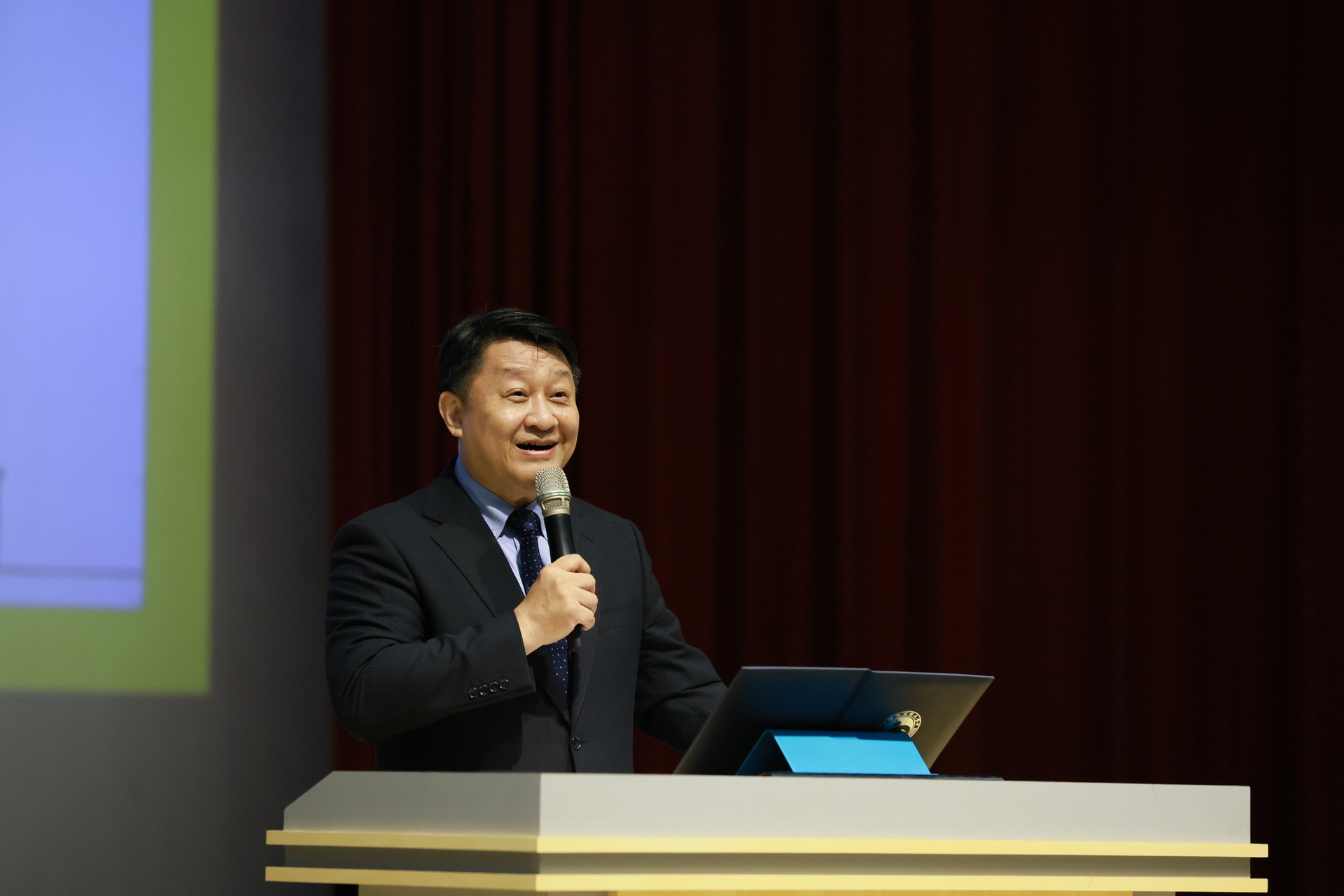 高雄大學新生入學典禮，校長陳啓仁勉勵「懂科技，也懂人」003