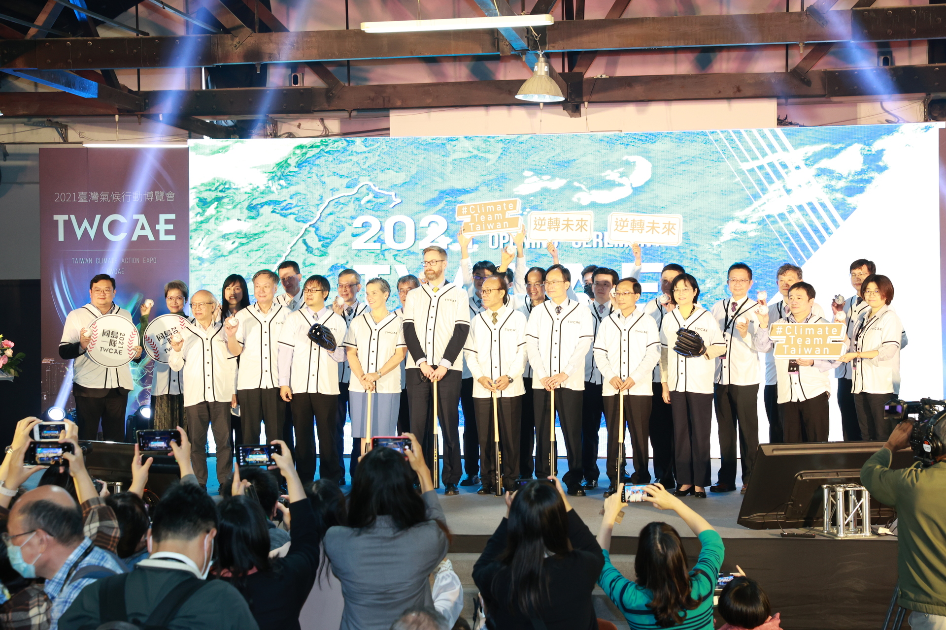 高雄大學國際長吳行浩（左1）代表校方，共同為「2021臺灣氣候行動博覽會」開幕啟用