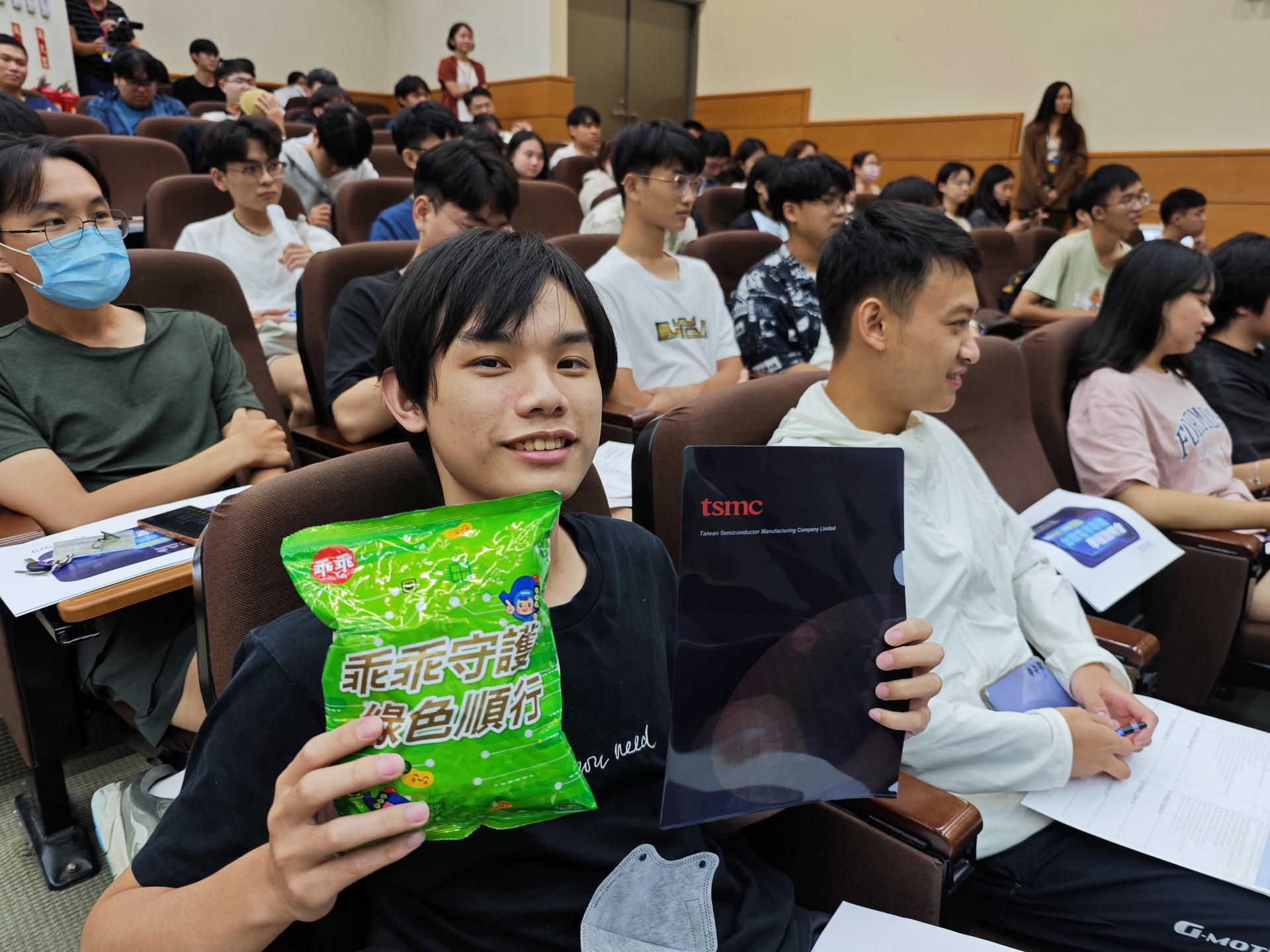 高雄大學攜手台積電、臻鼎科技、華泰電子、日月光等產業夥伴開設企業半導體學程，學生在校期間即能接觸產業現場，提早蓄積職場競爭力003圖片