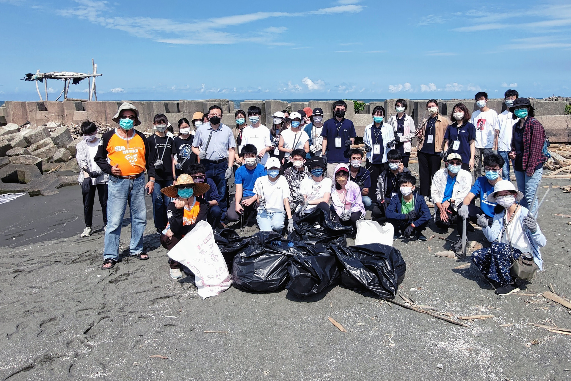 高雄大學、新莊高中兩校師生前往援中港濕地堤防道， 以及典寶溪出海口沙灘清理垃圾。