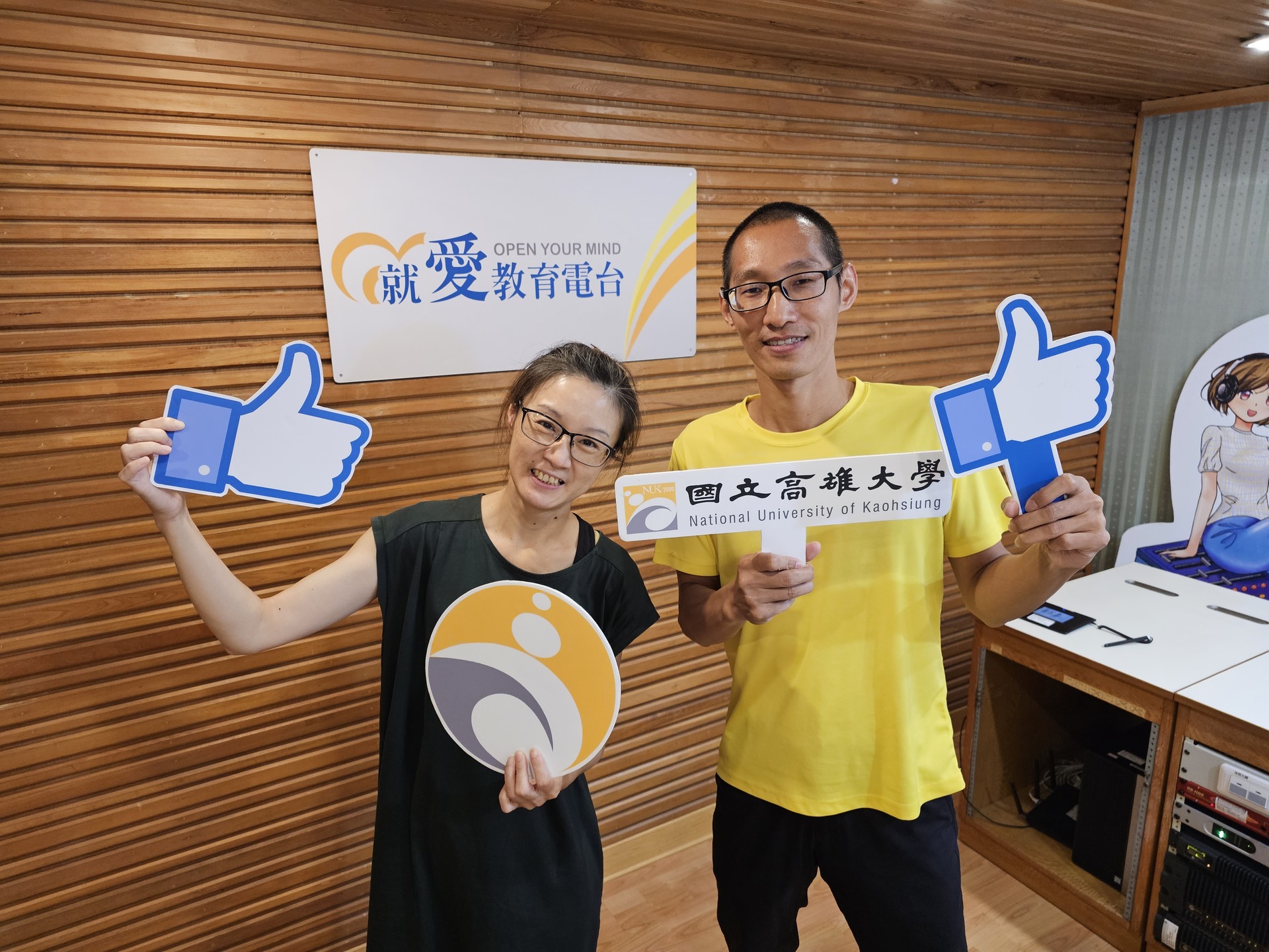 國立高雄大學應用數學系副教授曾昱豪（右）接受教育廣播電台高雄分台專訪，暢談科學計算領域。