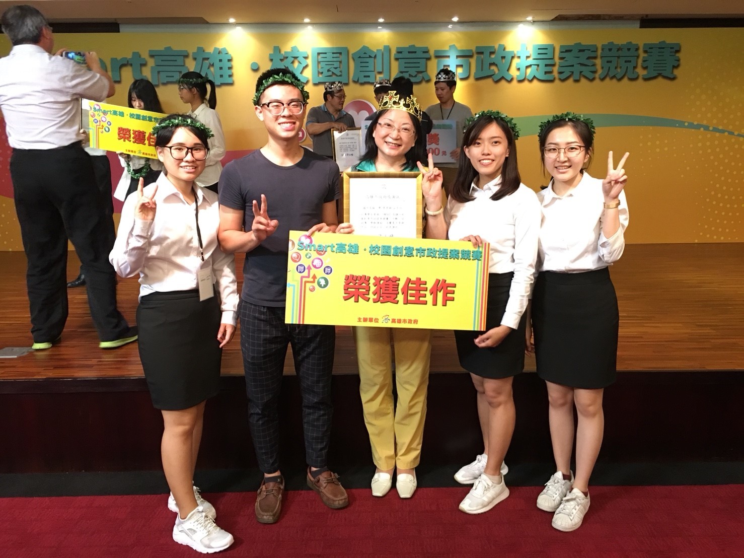 「E-客松」團隊吳善儒、楊筱萱、陳佩妤、張育慈、宋承紘榮獲佳作，指導老師為亞太工商管理學系副教授李亭林