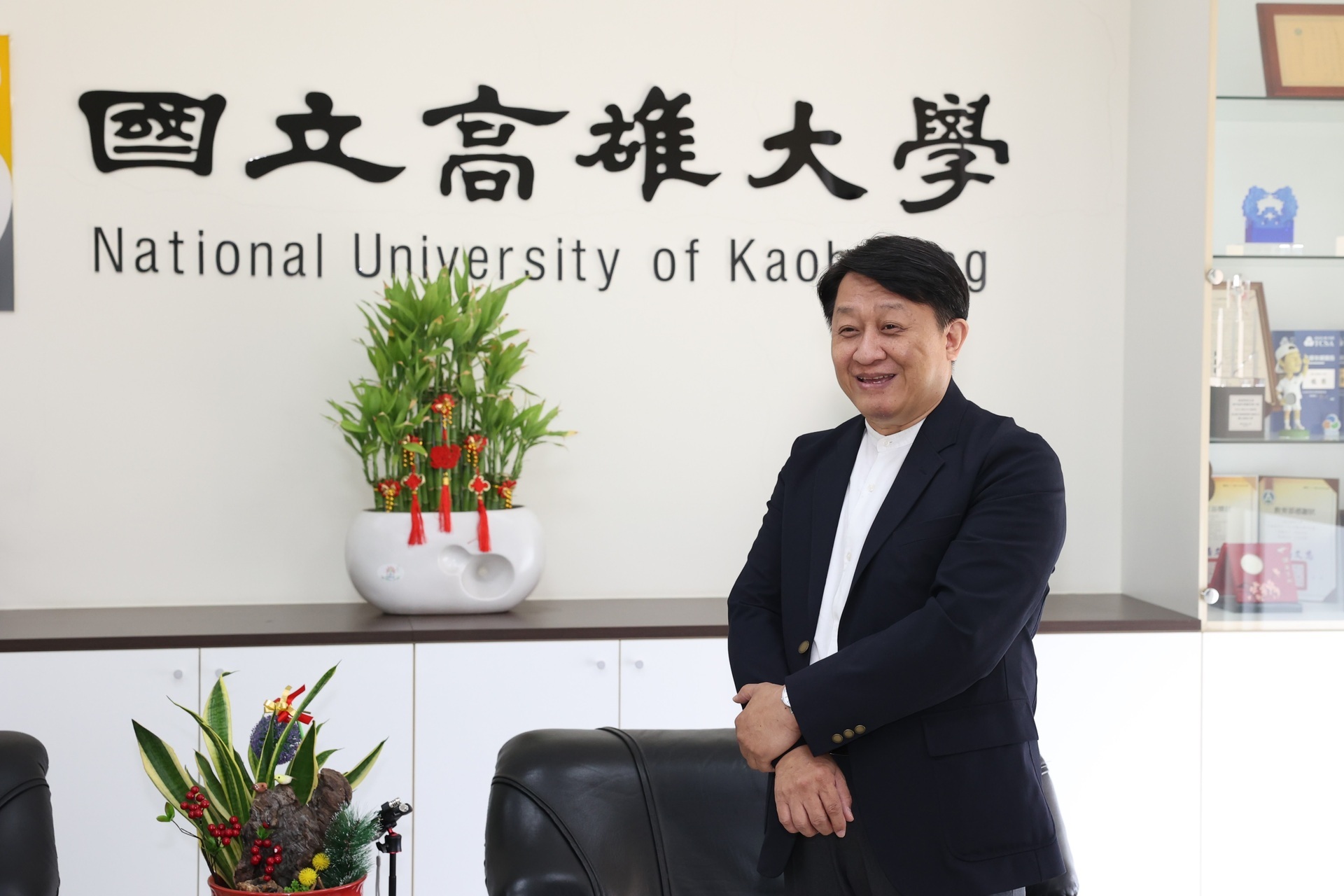 President Chi-Jen Chen of the National University of Kaohsiung (center) commends Ming-Yue Wang (first from left), Shiau-Wen Tian (second from left), Tzu-Yu Lin (second from right), and Jin-Sian Su for their outstanding performances in Paralympic table tennis. The mentor and students joyfully pose for a group photo.11