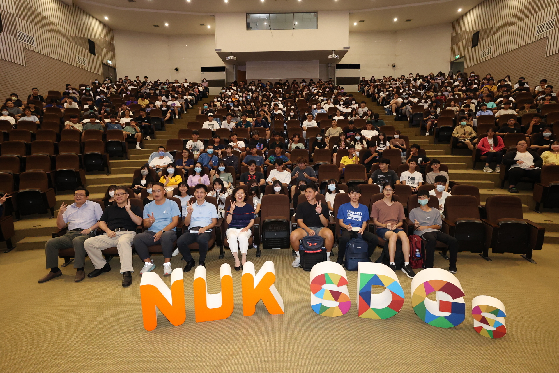 "The Goal of University Education" Course: Faculty Guiding Freshmen to Envision a Bright Future
