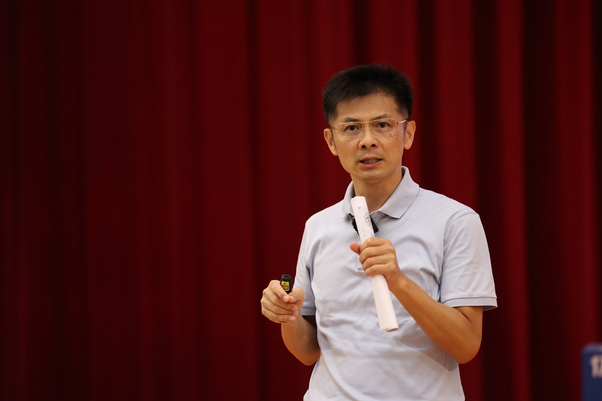 The Dean of Academic Affairs, Chen Yi-Min, addresses the course "The Goal of University Education."