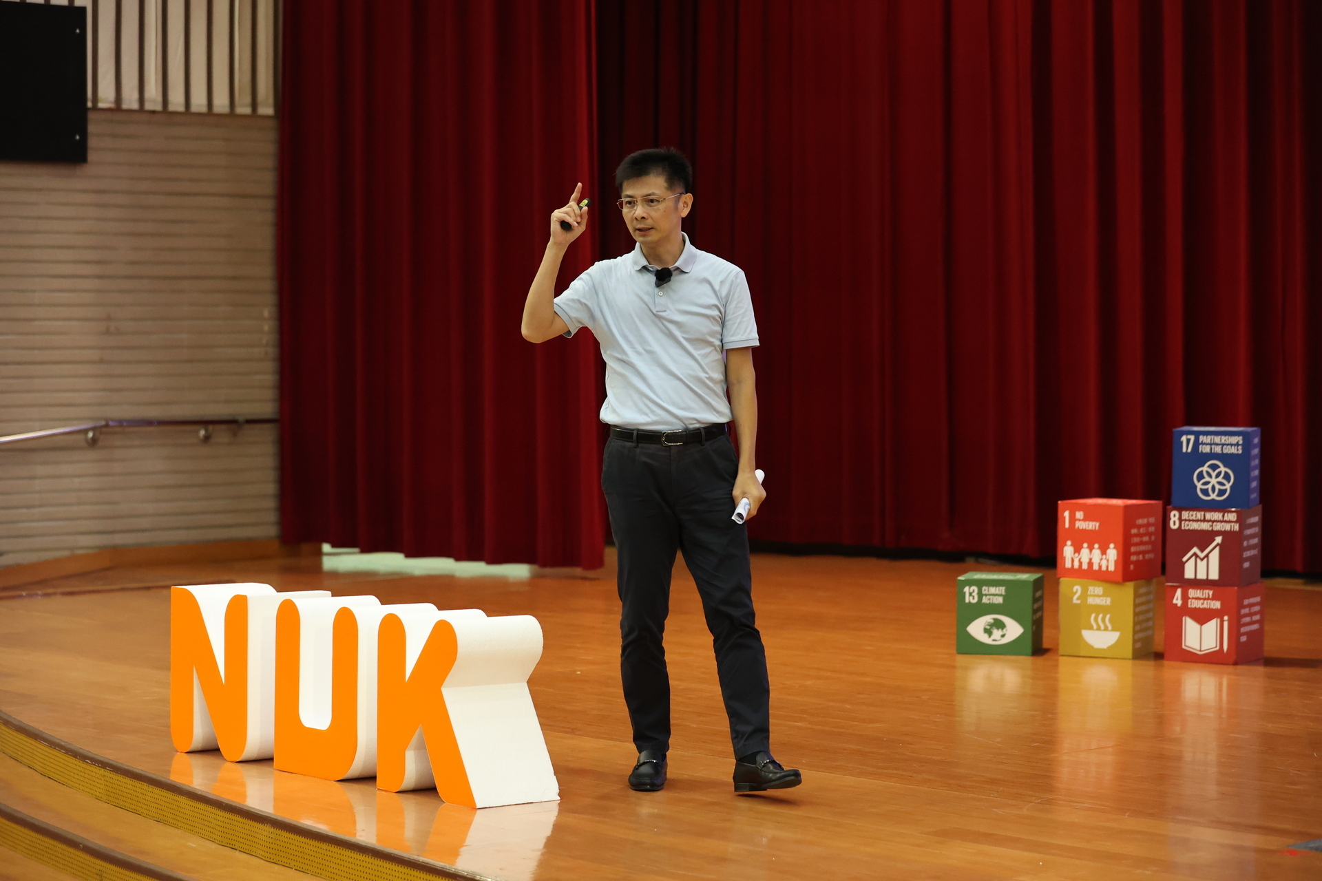The Dean of Academic Affairs, Chen Yi-Min, addresses the course "The Goal of University Education."