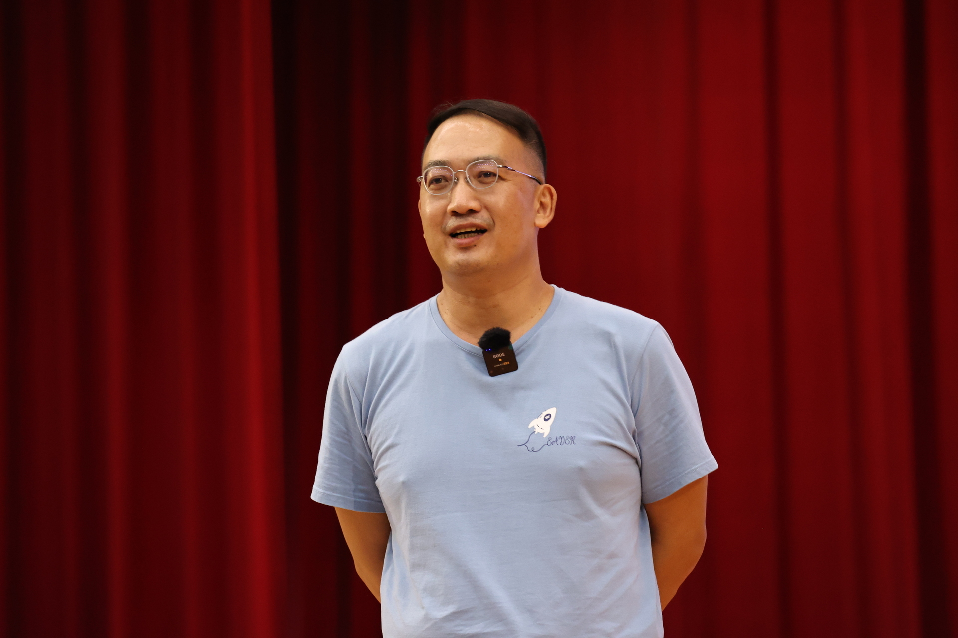 The Dean of Student Affairs, Tsai Xing-Zhi, addresses the course "The Goal of University Education." 001