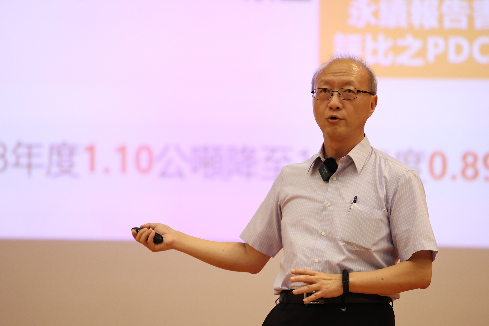 The Dean of General Affairs, Tong Shi-Heng, addresses the course "The Goal of University Education." 001
