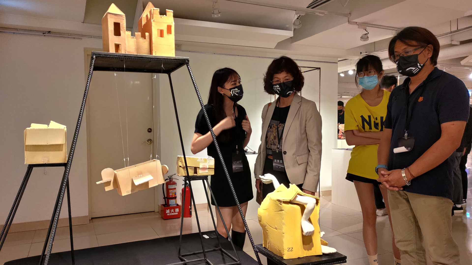 藝創系師生陪同校長陳月端看展圖片