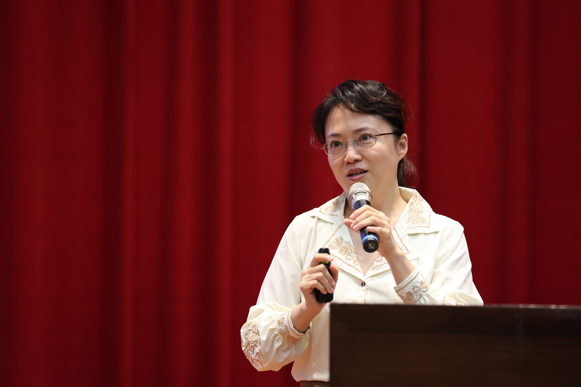 「小劉醫師」劉宗瑀出席「卓越講座」，分享從醫心路歷程。