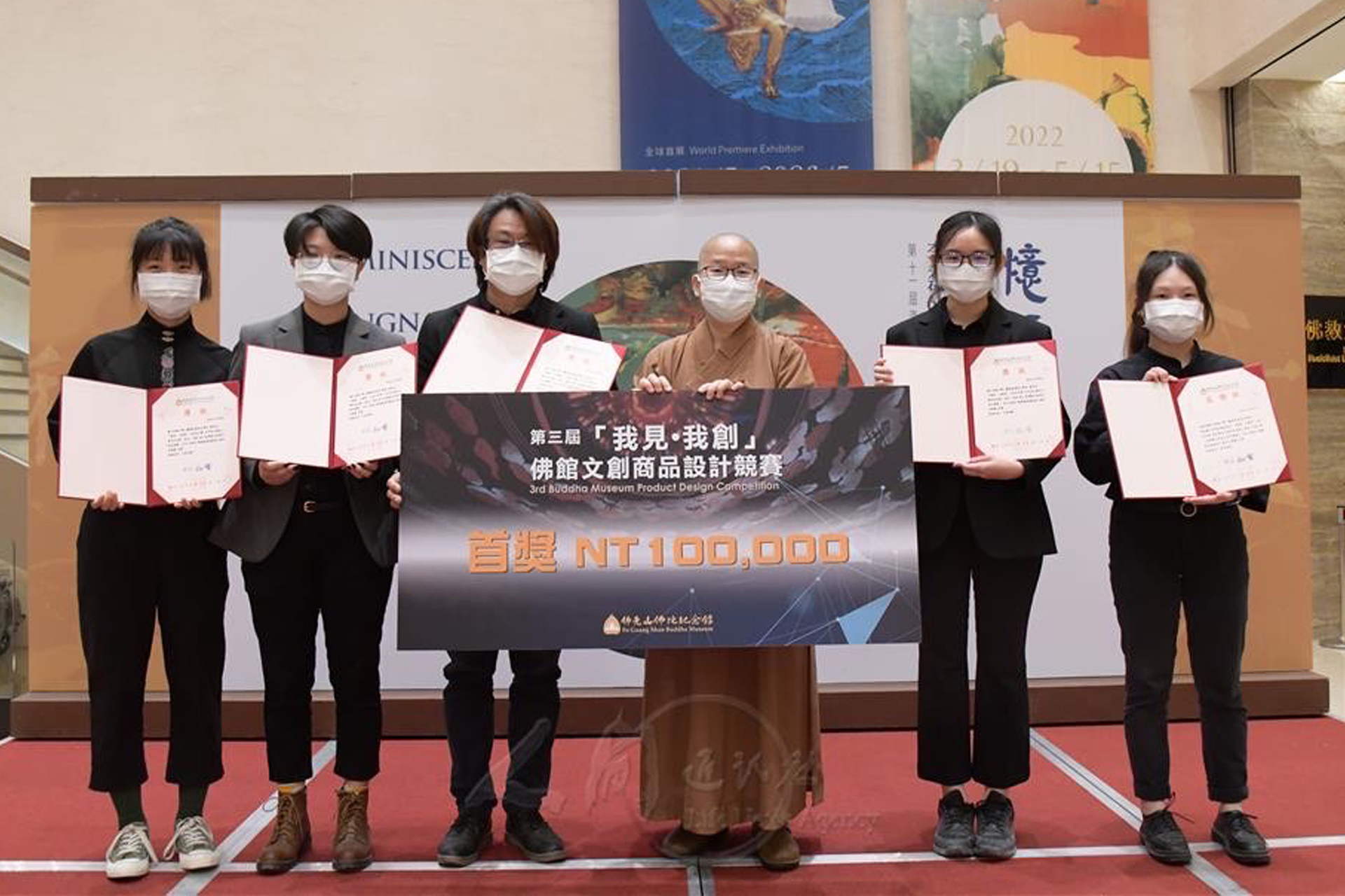 【照片來源：佛光山佛陀紀念館】高大藝創系助理教授陳冠勳，指導董佳玟、丁微凌、王姵寒、王釔欣結合佛館建築特色開發「桌遊」跳棋，勇奪「我見‧我創佛館文創商品設計競賽」首獎及獎金10萬元。圖片