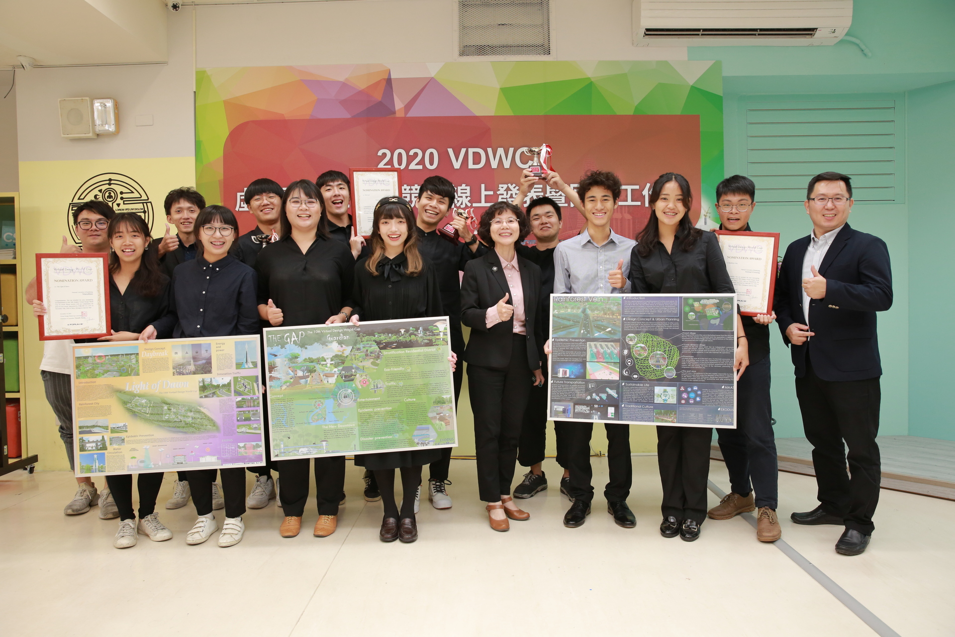 建築系師生獲第10屆VDWC 1亞軍、2評審特別獎，校長陳月端特別到場恭喜。圖片