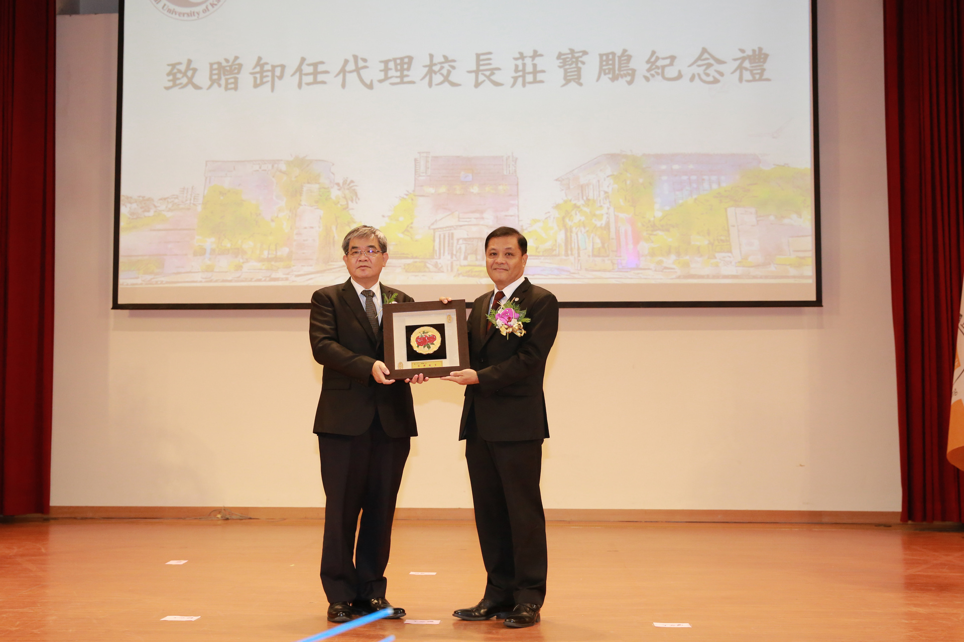教育部政務次長蔡清華（左）代表教育部致贈紀念禮予卸任代理校長莊寳鵰。