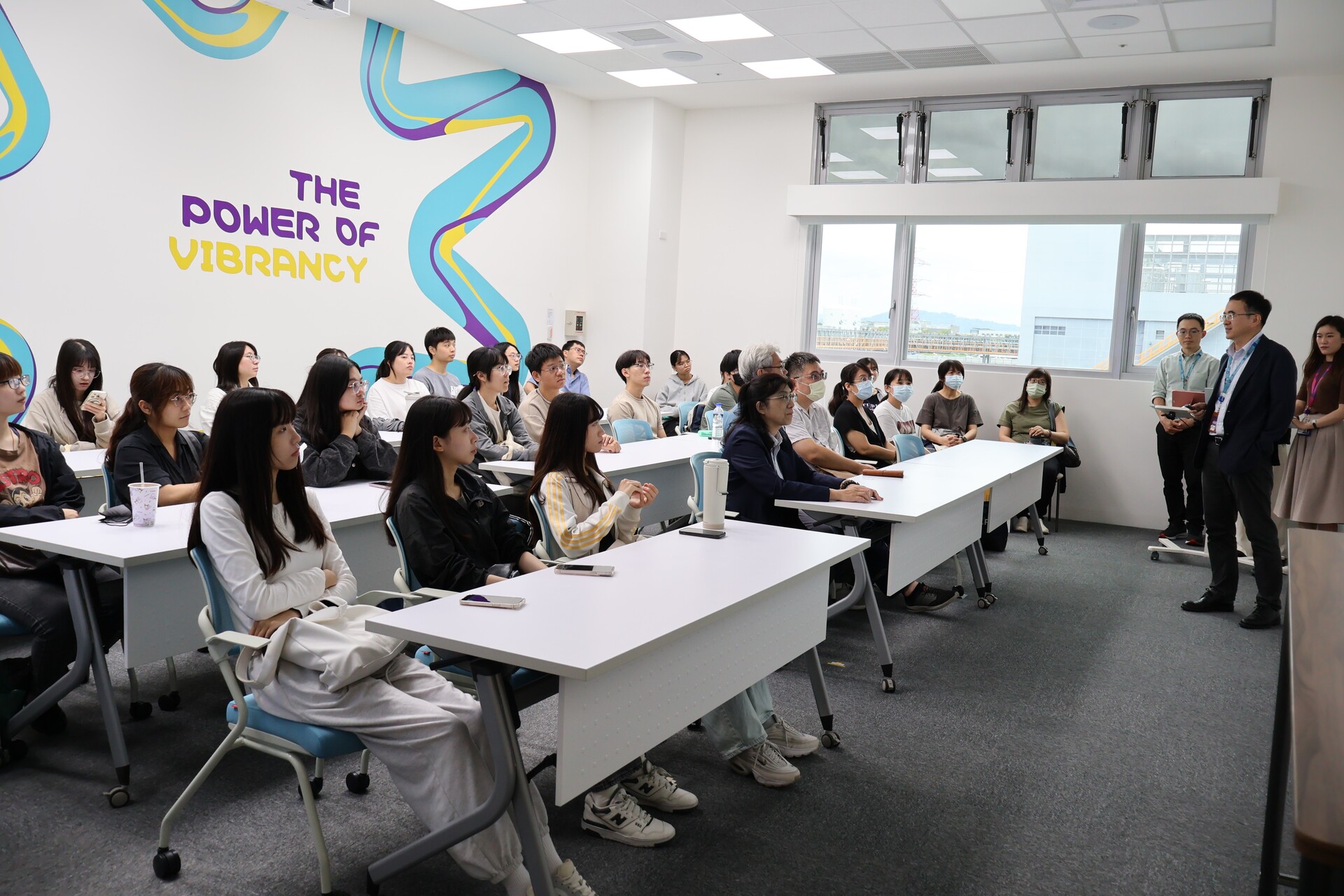 學術副校長莊琇惠帶領師生參訪台灣默克高雄半導體科技旗艦園區001