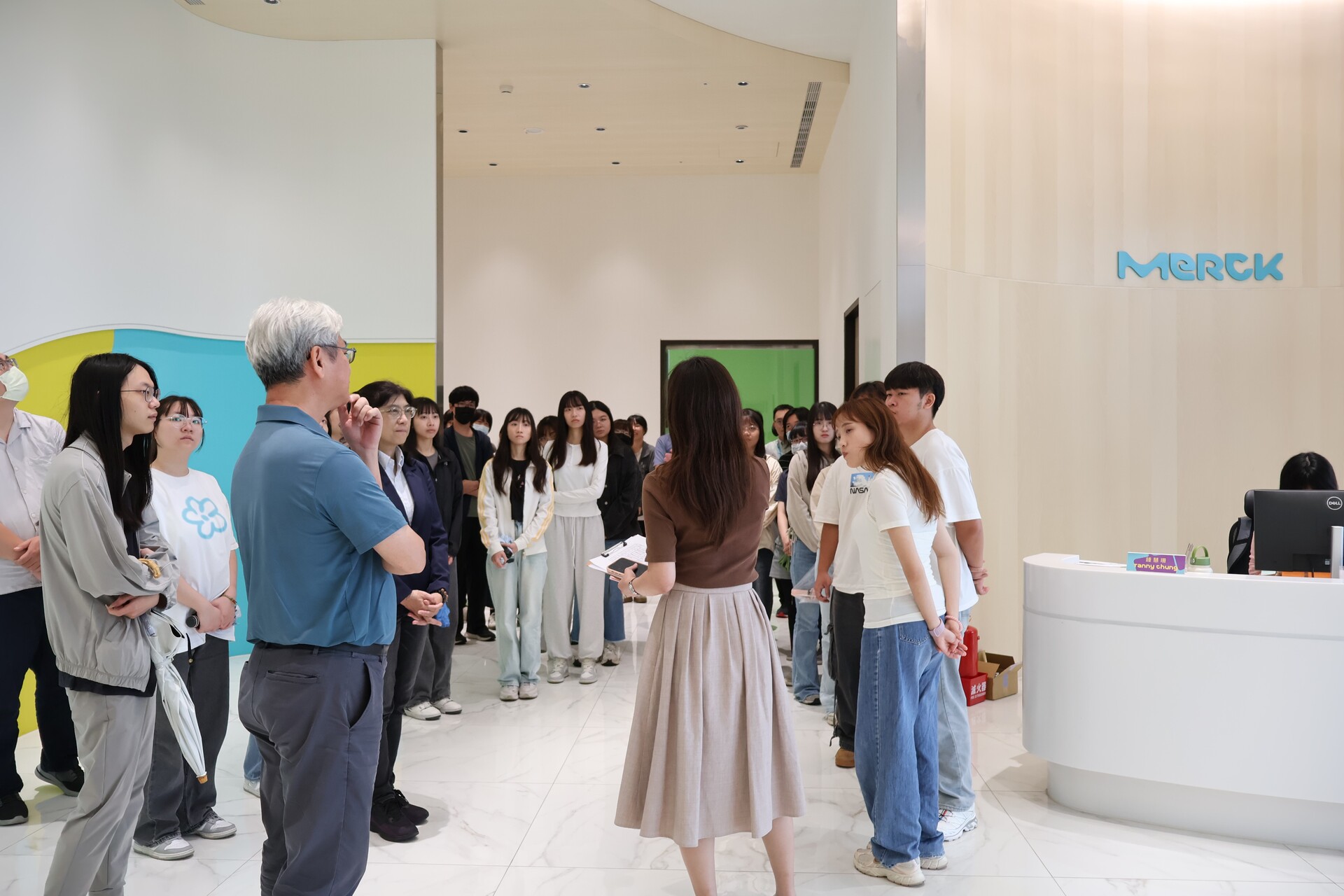 學術副校長莊琇惠帶領師生參訪台灣默克高雄半導體科技旗艦園區004