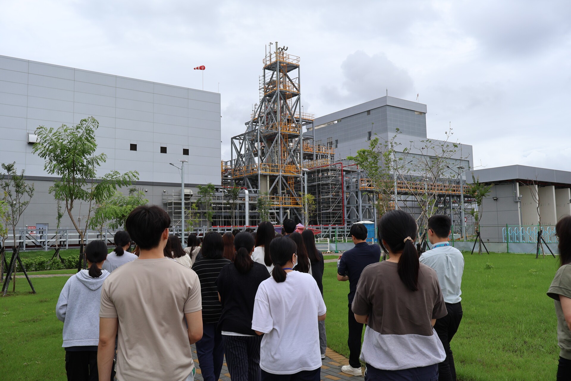 學術副校長莊琇惠帶領師生參訪台灣默克高雄半導體科技旗艦園區006