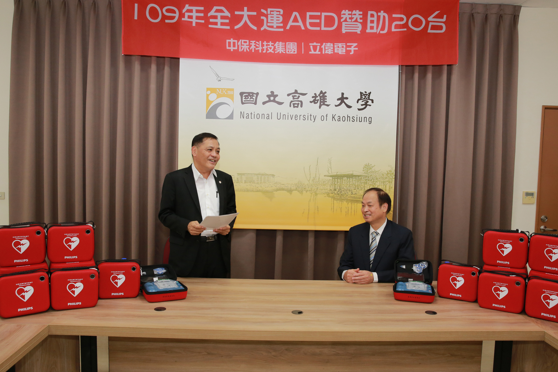 高雄大學代理校長莊寳鵰(立者)表達感謝。