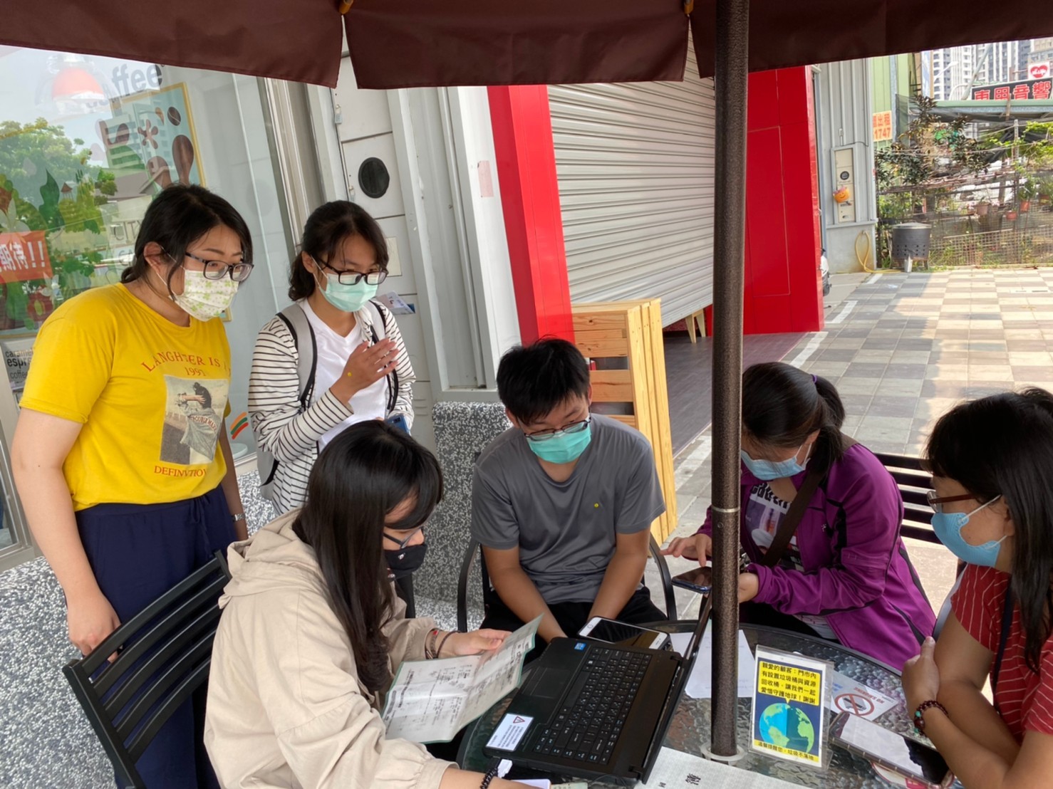 國立高雄大學社區服務隊學生協助民眾手機綁定健保卡服務