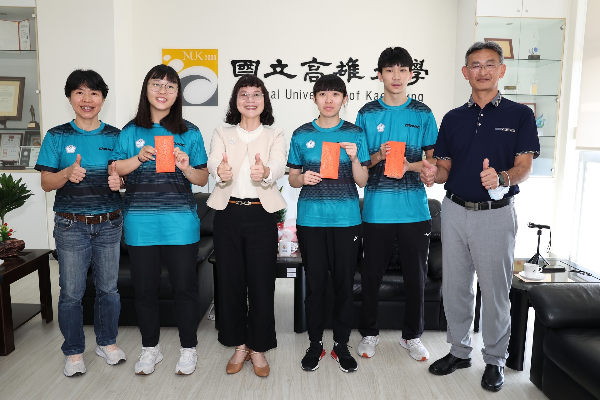 NUK President Chen Yueh-Duan(left3) received students Lin Tzu-Yu(right3), Tian Shiau-wen(left2), and Su Jin-Sian(right2), who represented Taiwan at the "2022 4th Asian Para Games (APG) in Hangzhou". Chair Chang, Chih-Cheng of DKHL(right1), and Chair Wang Ming-Yueh of DAP accompanied them to share the good news.