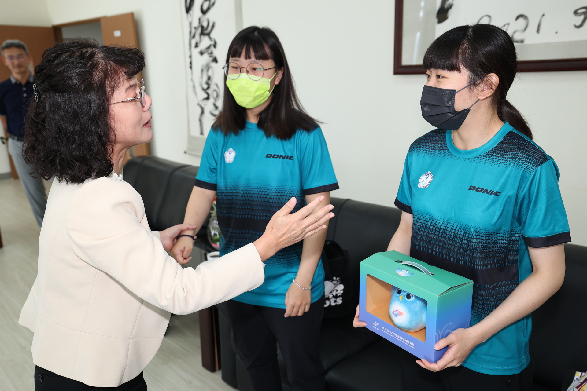 NUK President Chen Yueh-Dua received students who represented Taiwan at the "2022 4th Asian Para Games (APG) in Hangzhou".Image