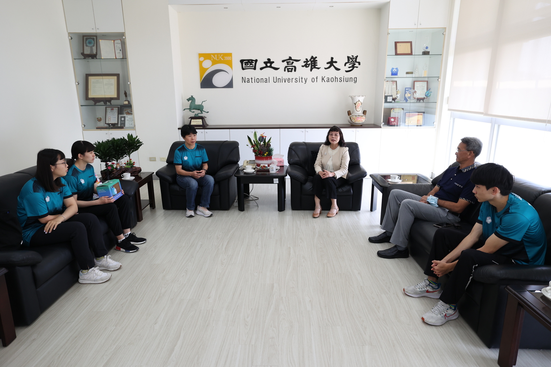 NUK President Chen Yueh-Dua received students who represented Taiwan at the "2022 4th Asian Para Games (APG) in Hangzhou".Image