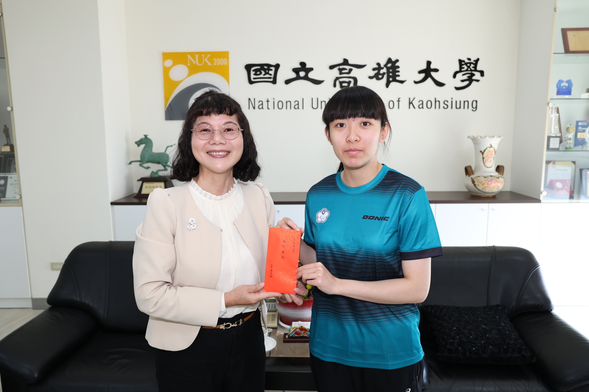 NUK President Chen Yueh-Dua received students who represented Taiwan at the "2022 4th Asian Para Games (APG) in Hangzhou".