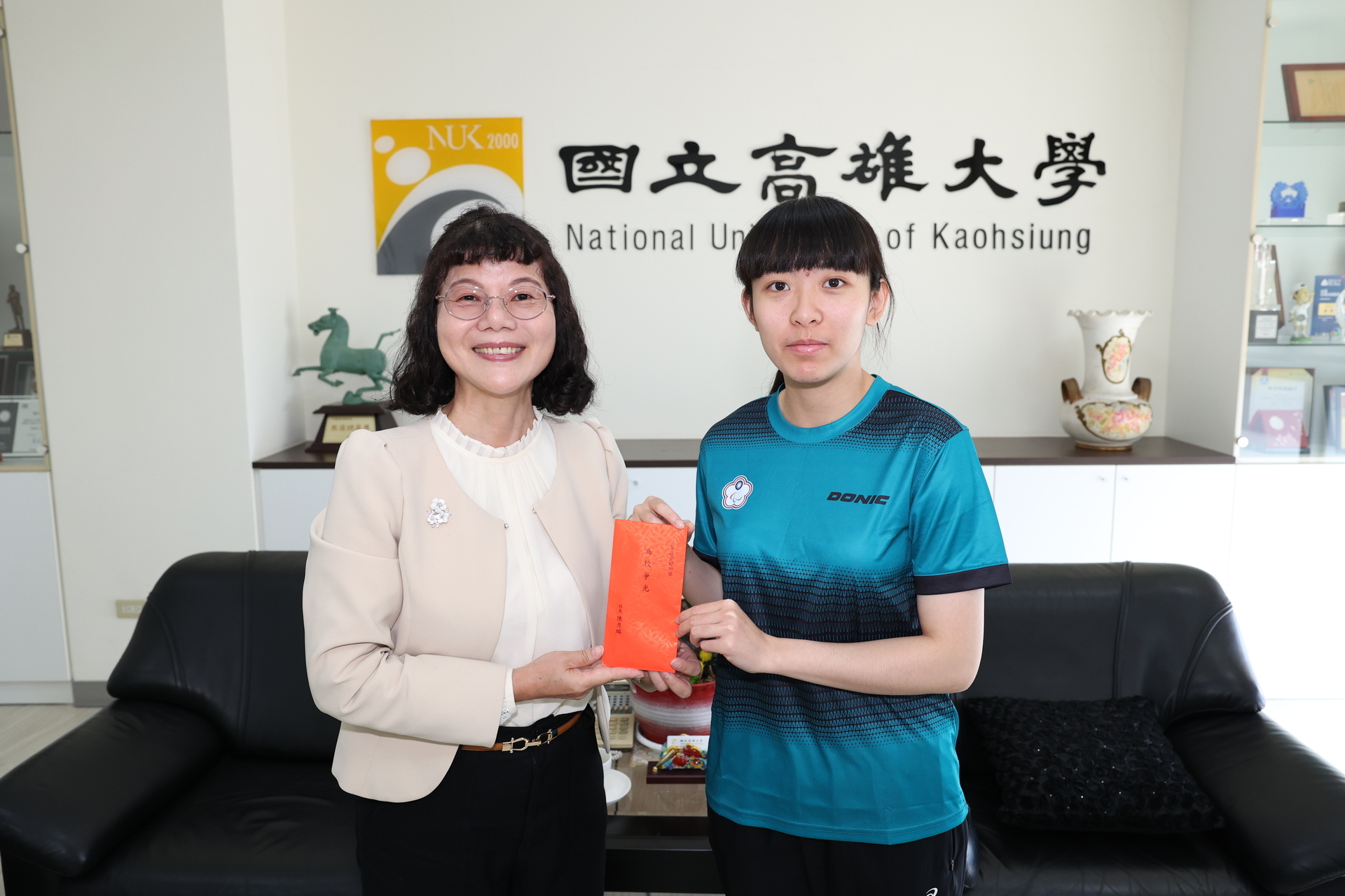 NUK President Chen Yueh-Dua received students who represented Taiwan at the "2022 4th Asian Para Games (APG) in Hangzhou".Image