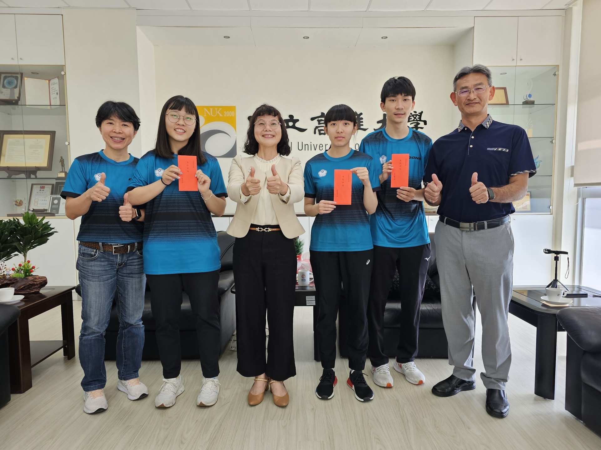NUK President Chen Yueh-Dua received students who represented Taiwan at the "2022 4th Asian Para Games (APG) in Hangzhou".Image
