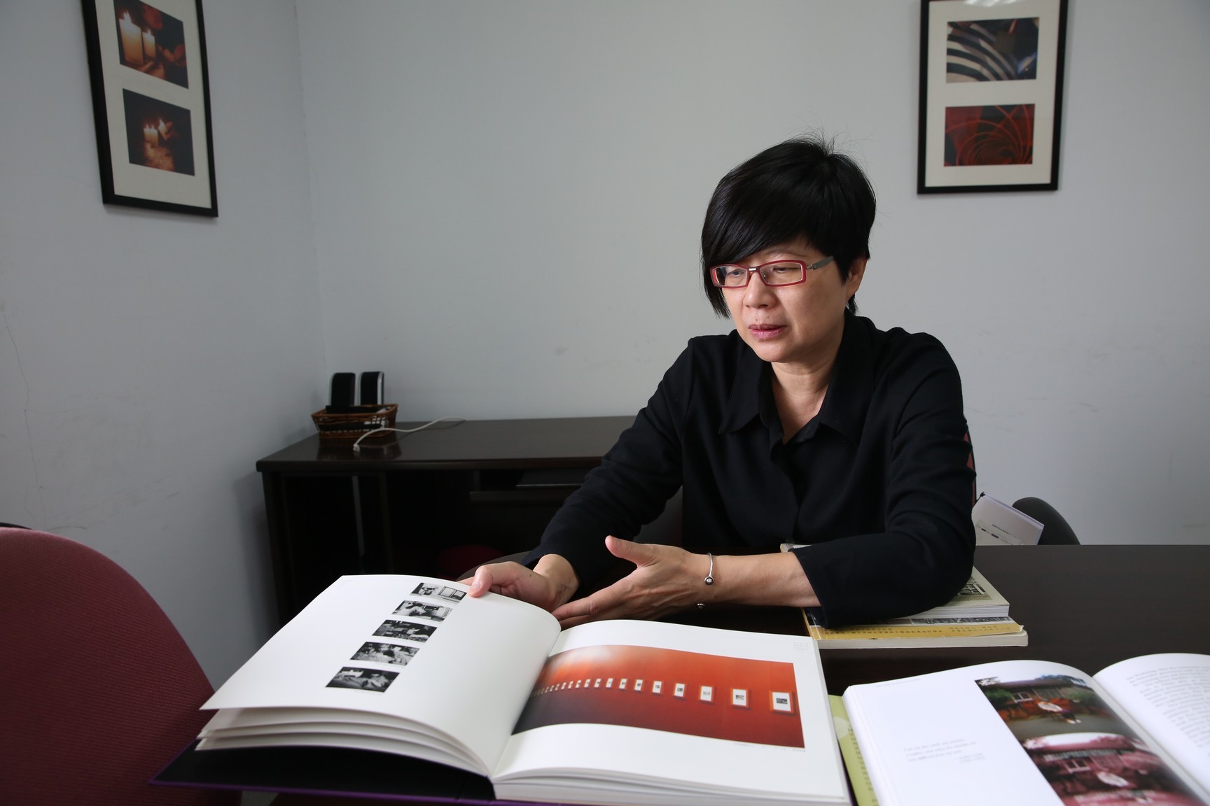 創建系教授侯淑姿展示其影像作品圖片