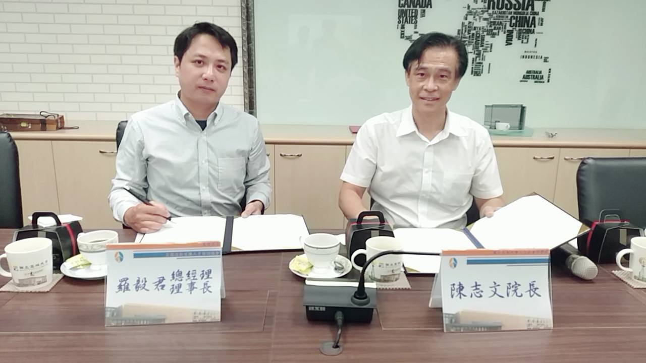 陳志文院長(右)與羅毅君總經理(左)共同簽訂合作契約書