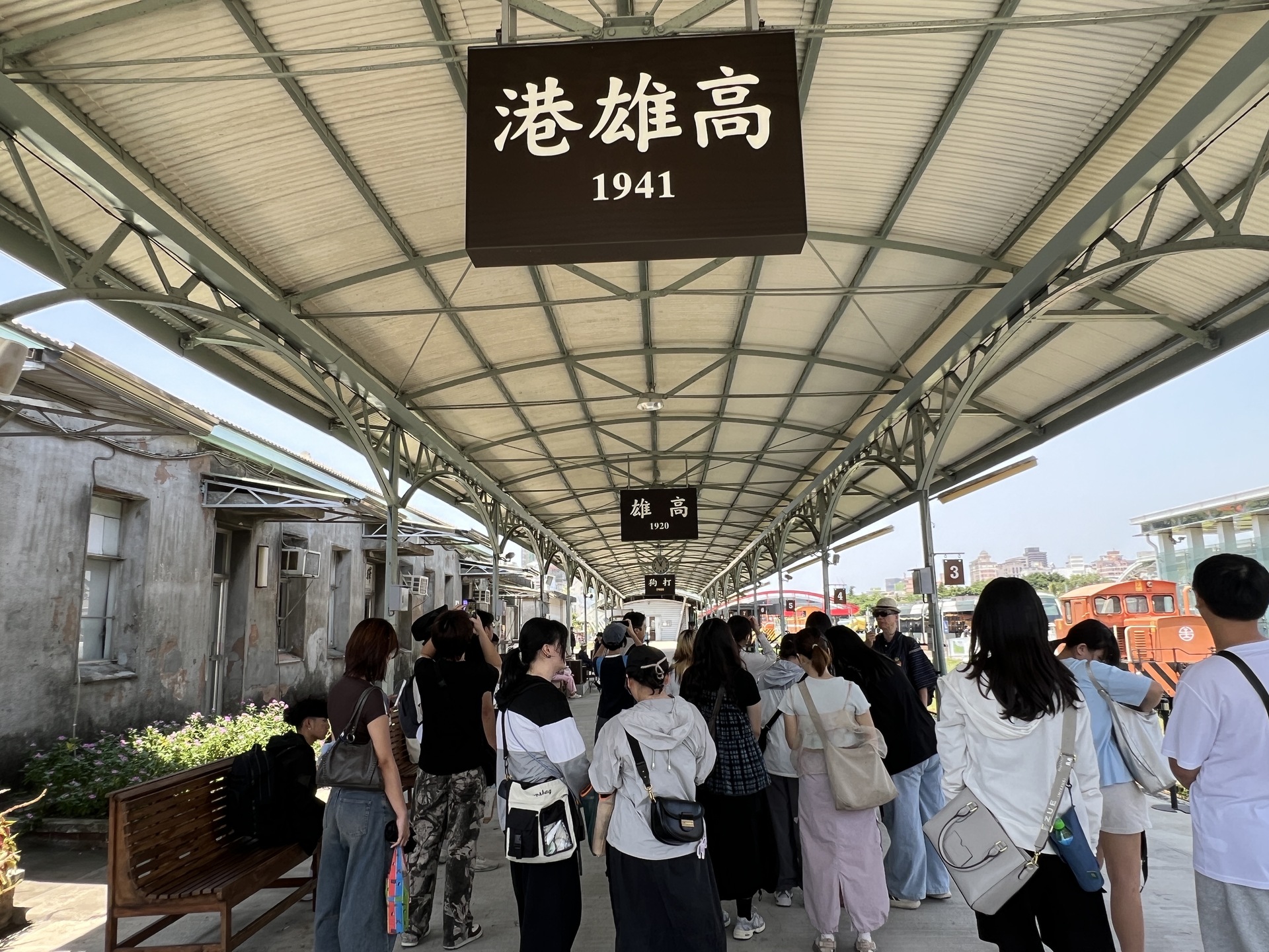 通識中心洪聖斐、翁烔慶帶領6校學生踏訪踏訪橋頭糖廠、鹽埕市區，以及高雄港003