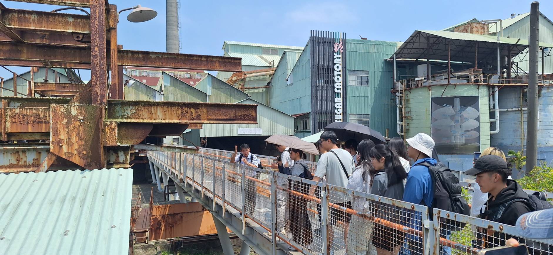 通識中心洪聖斐、翁烔慶帶領6校學生踏訪踏訪橋頭糖廠、鹽埕市區，以及高雄港005