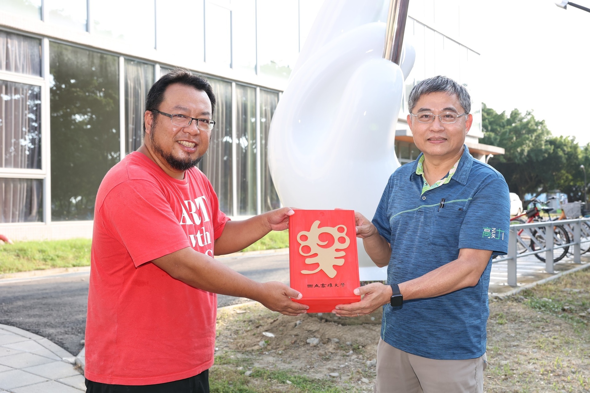 The public art "Le Zai Yiqi (Have fun together)" is now officially unveiled. 001