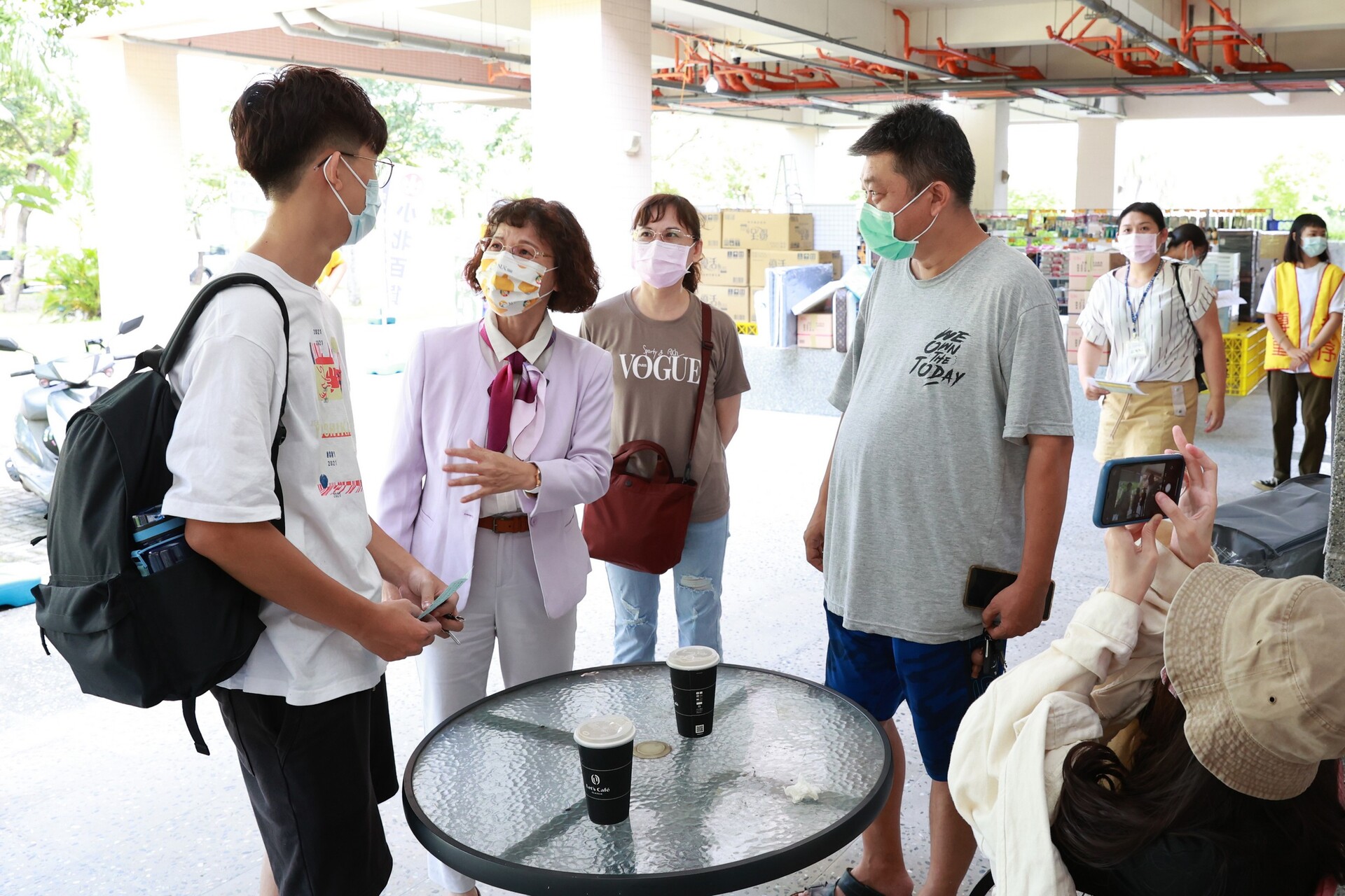 高雄大學校長陳月端關心新生及歡迎家長。