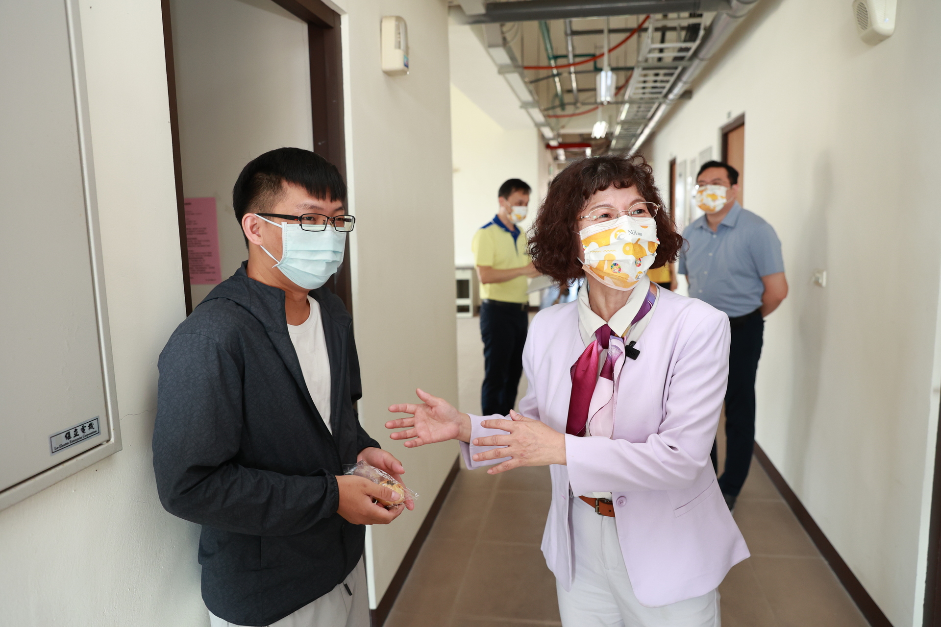 校長陳月端訪視學生宿舍，關心學生生活情形。