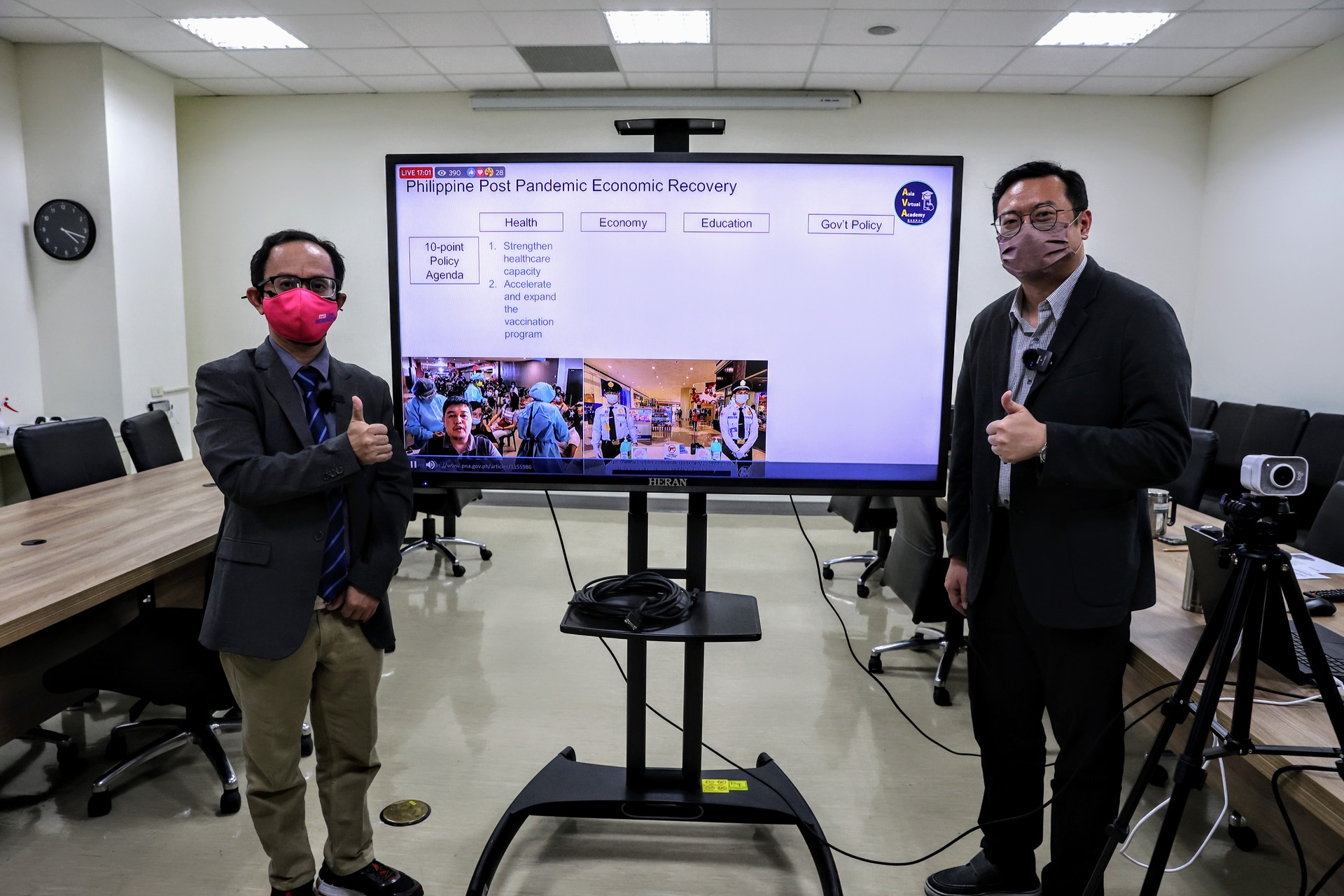 高雄大學國際長吳行浩（右）、菲律賓大學Dilliman校區教授Ebinezer R.Florano共同為「AVA亞洲虛擬學院：2022春季系列論壇」主持開幕式。