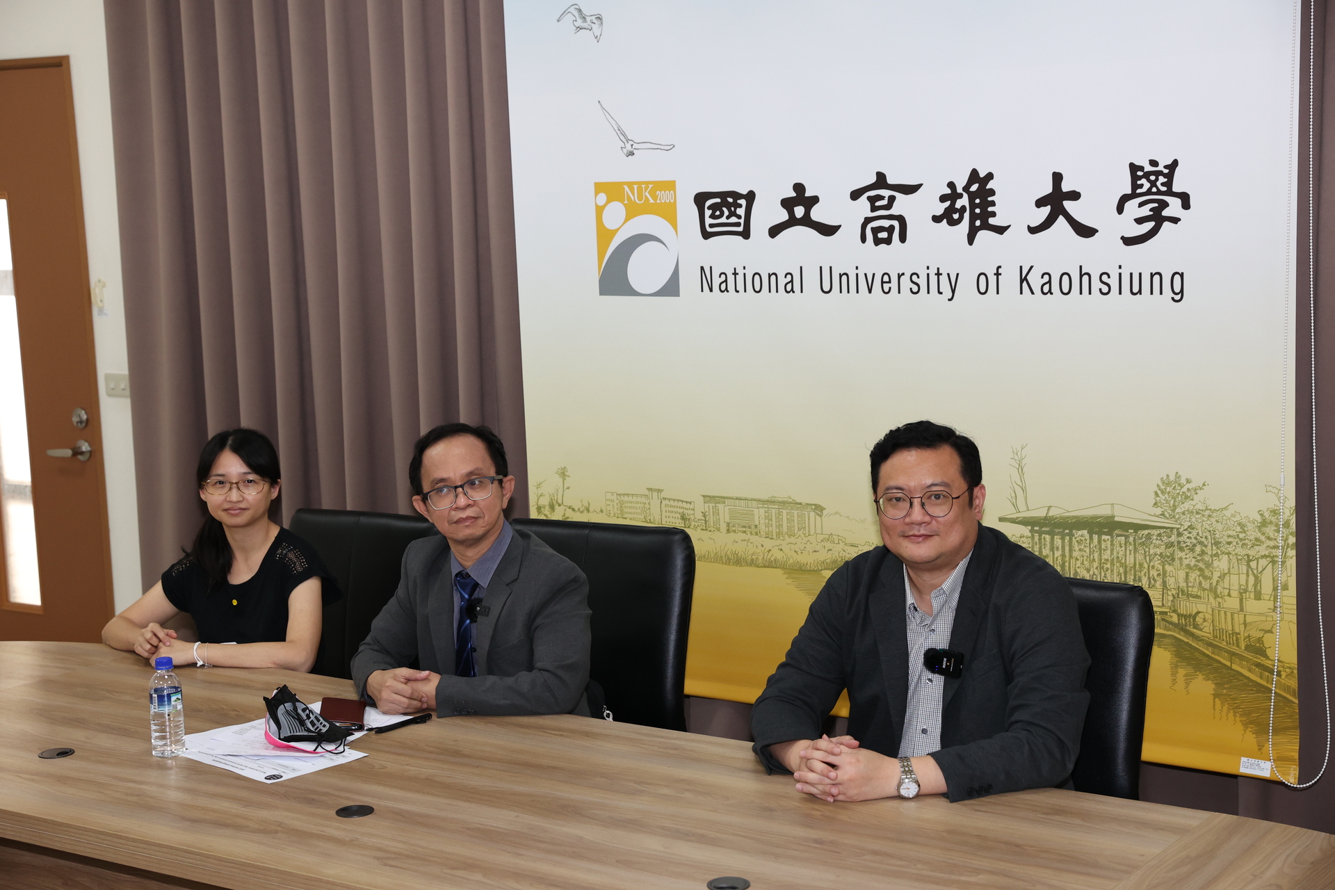 右起：高雄大學國際長吳行浩、菲律賓大學教授Ebinezer R.Florano、高雄大學國際處組長蔡奎如參與「AVA亞洲虛擬學院：2022 春季系列論壇」02