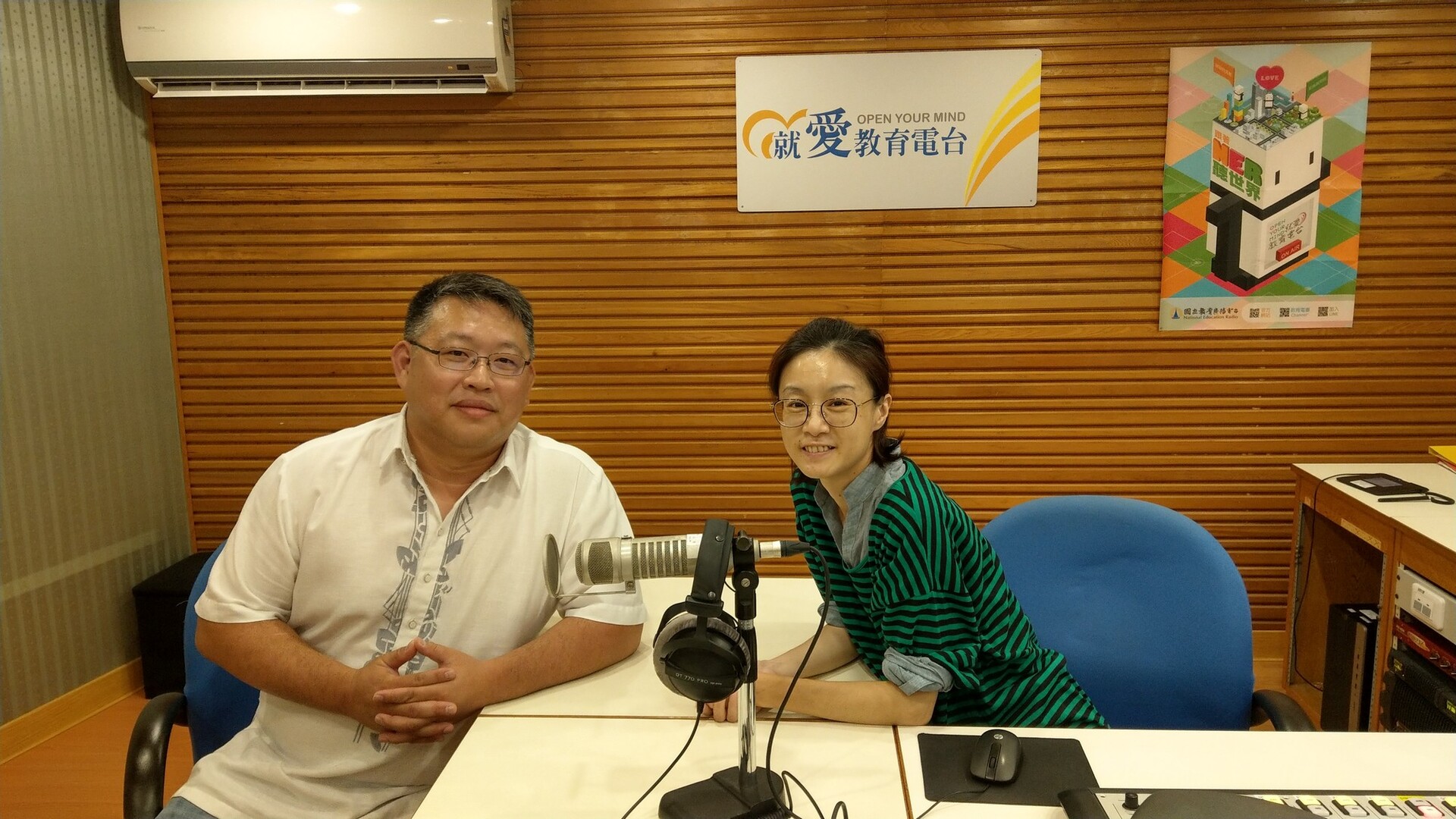專訪結束，主任吳明淏與節目主持人合影