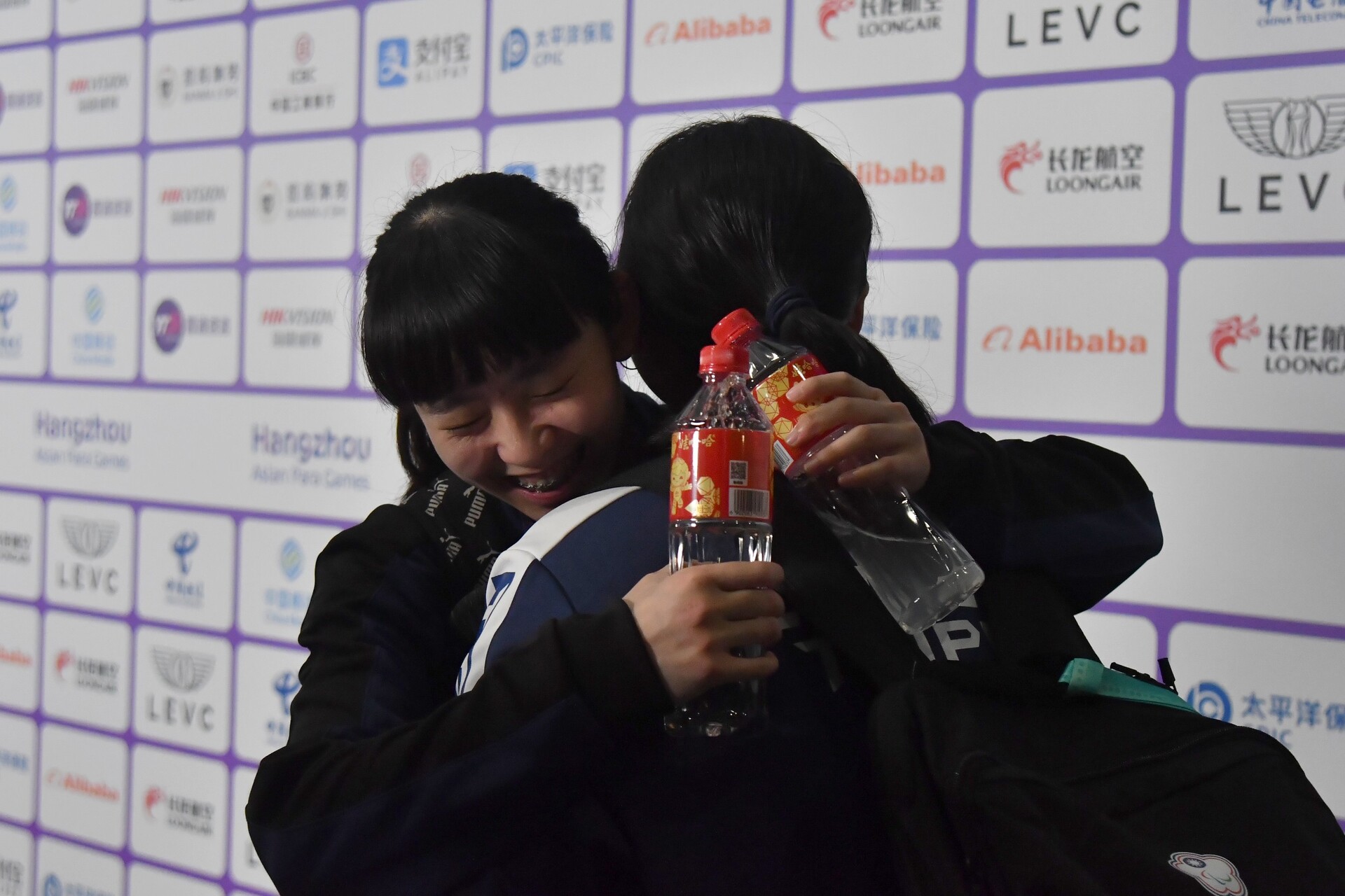 【照片提供：教育部體育署】兩姝上演「女單TT10級」金牌戰，賽後擁抱