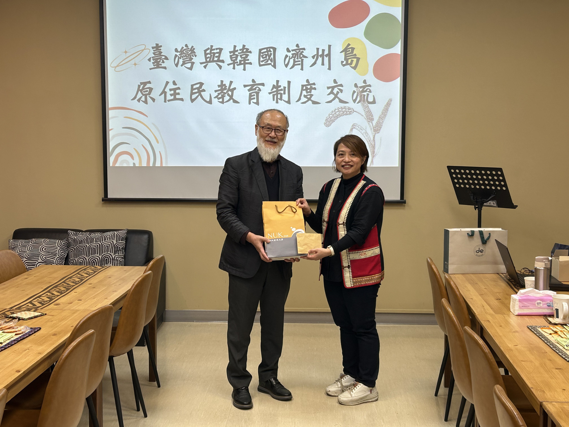 韓國濟州大學教授李仁會日前造訪高雄大學原資中心001
