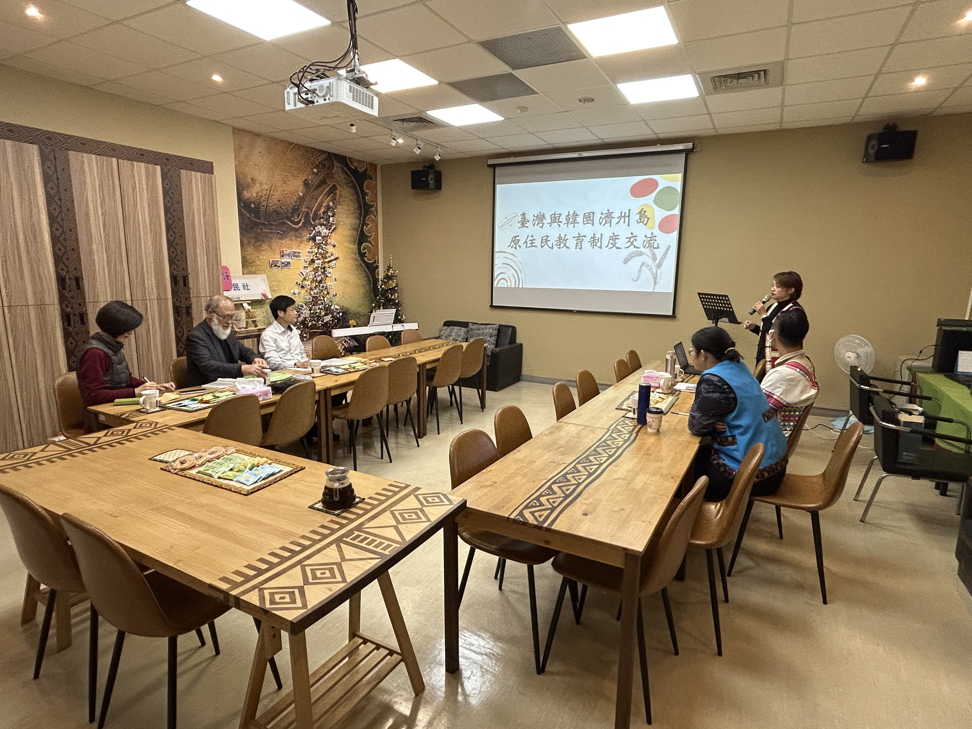 韓國濟州大學教授李仁會日前造訪高雄大學原資中心002