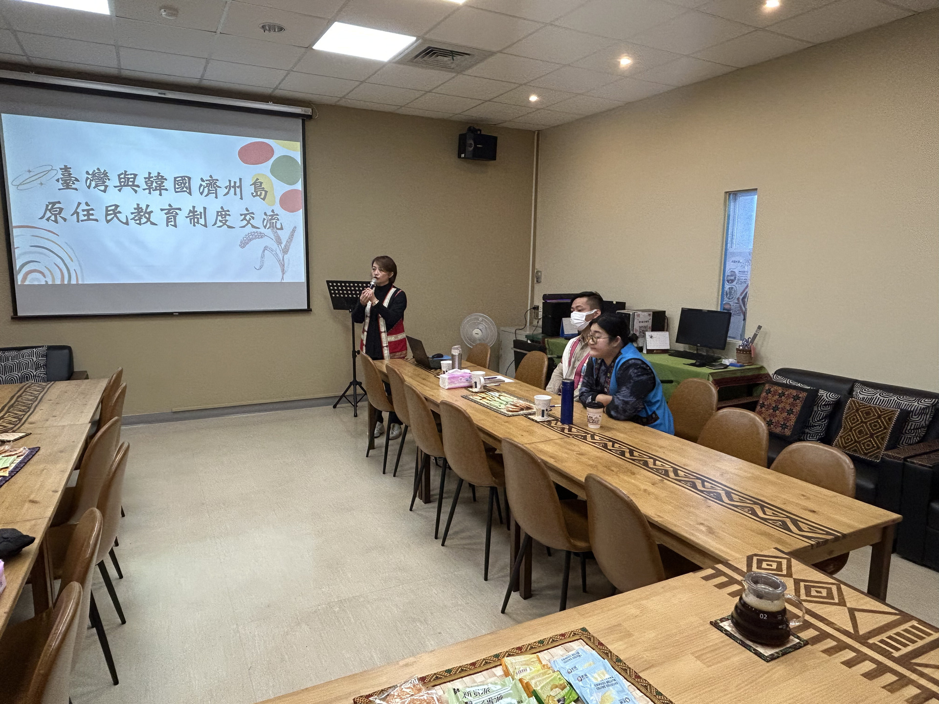 韓國濟州大學教授李仁會日前造訪高雄大學原資中心003