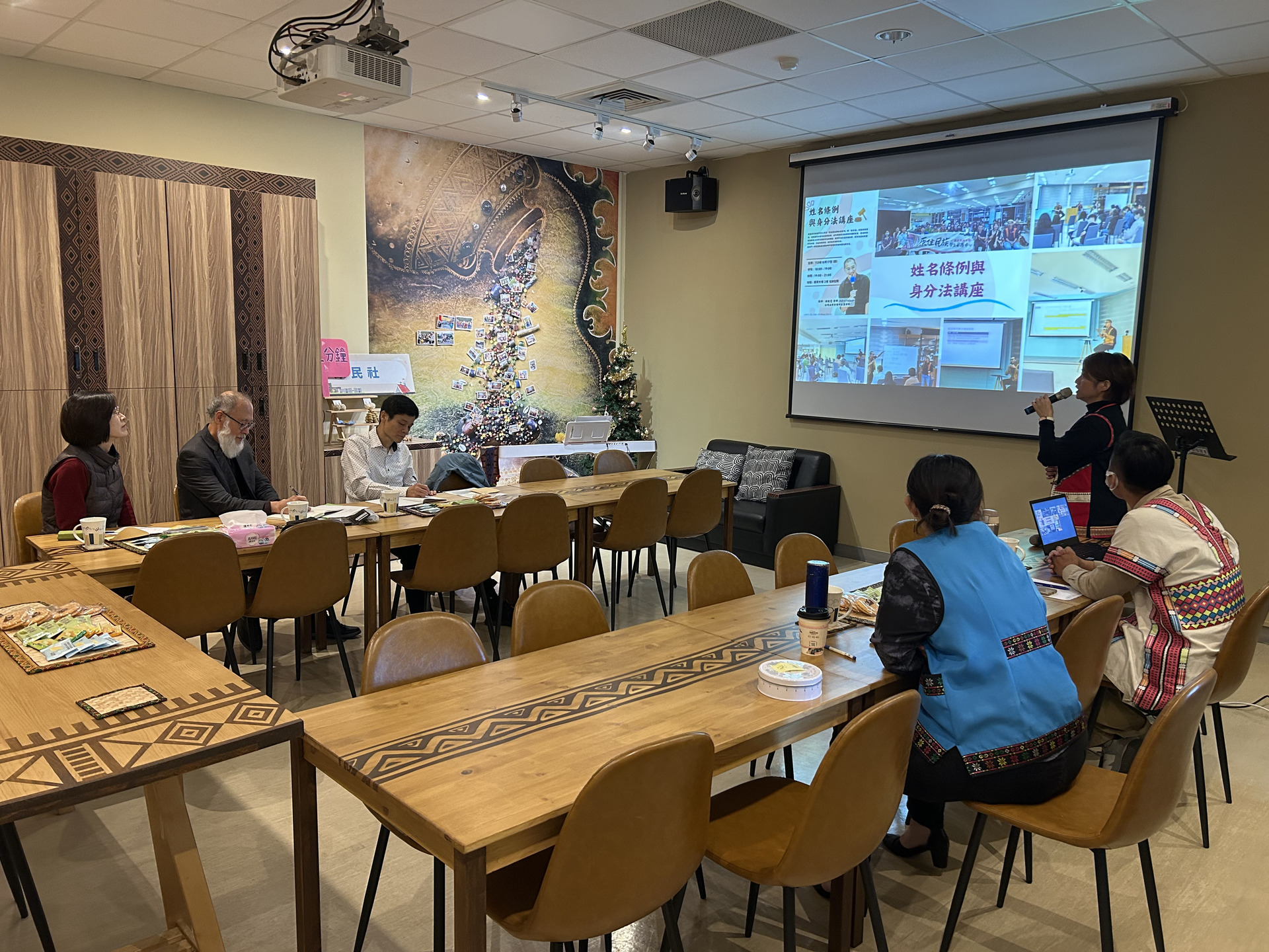韓國濟州大學教授李仁會日前造訪高雄大學原資中心004