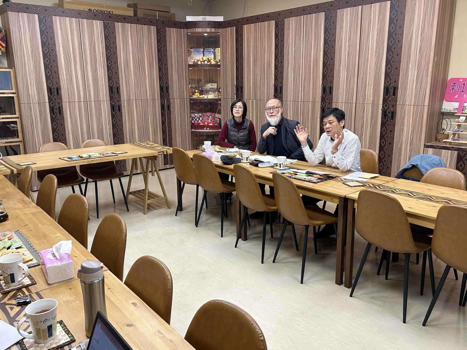 韓國濟州大學教授李仁會日前造訪高雄大學原資中心005