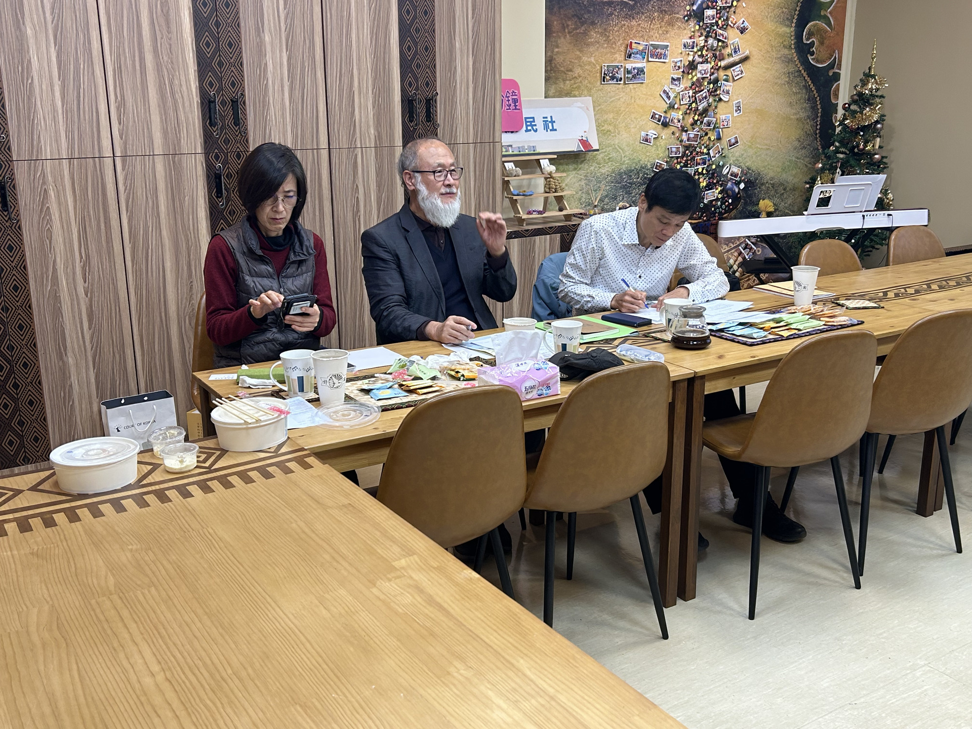 韓國濟州大學教授李仁會日前造訪高雄大學原資中心006