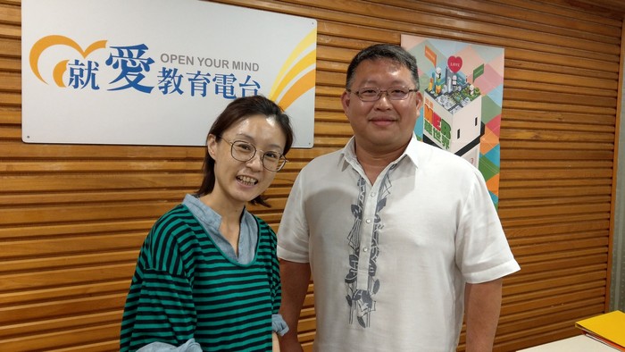 土木與環境工程系主任吳明淏與國立教育廣播電台高雄分台主持人合影