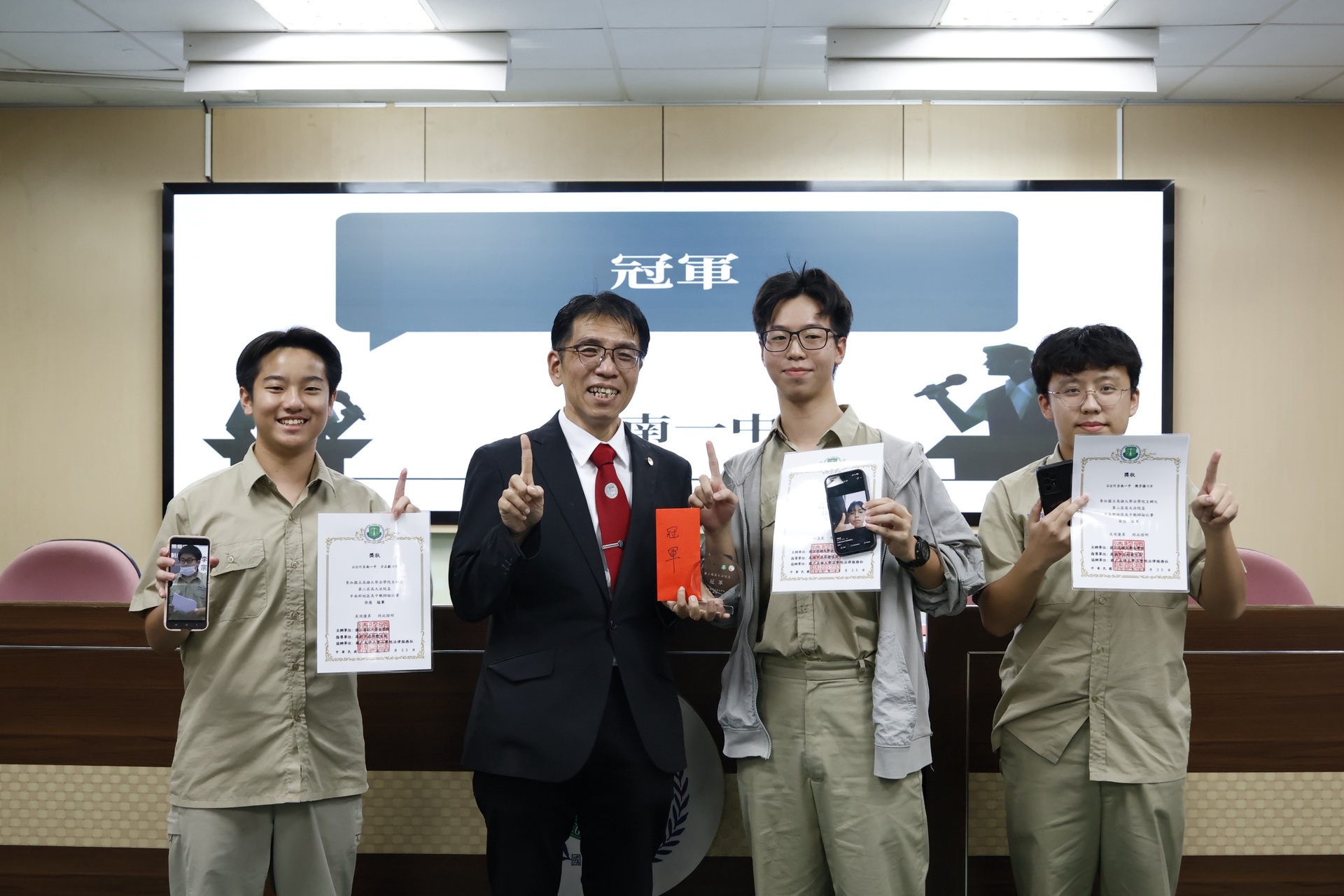 高雄大學法學院攜手衛生局辦高中職辯論賽003