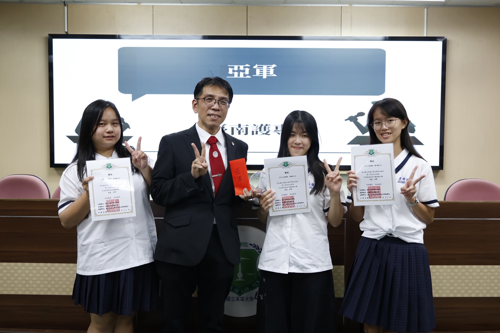 高雄大學法學院攜手衛生局辦高中職辯論賽004