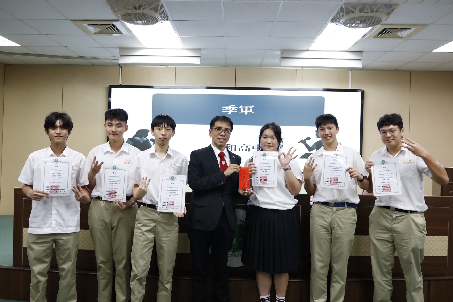 高雄大學法學院攜手衛生局辦高中職辯論賽005